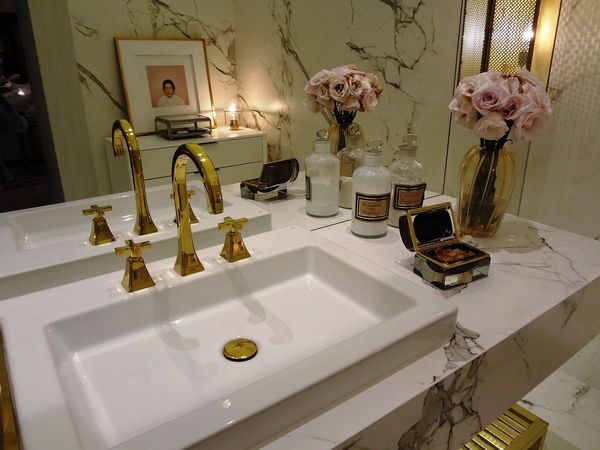 Łazienka w stylu glamour – zobacz, jak ją urządzić